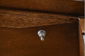 中古　美品　DREXEL HERITAGE(ドレクセルヘリテイジ)　TRYON MANOR(トライオンメナー)　格調高い照明付きキャビネット　(R-087016)