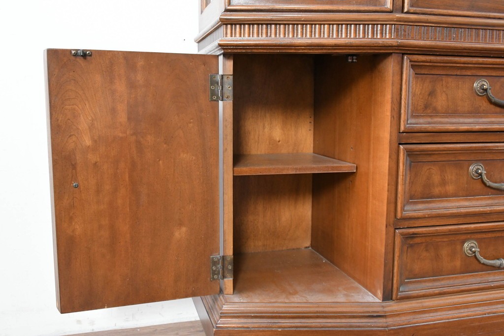 中古　美品　DREXEL HERITAGE(ドレクセルヘリテイジ)　TRYON MANOR(トライオンメナー)　格調高い照明付きキャビネット　(R-087016)