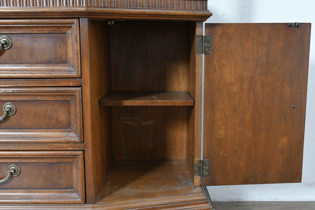 中古　美品　DREXEL HERITAGE(ドレクセルヘリテイジ)　TRYON MANOR(トライオンメナー)　格調高い照明付きキャビネット　(R-087016)