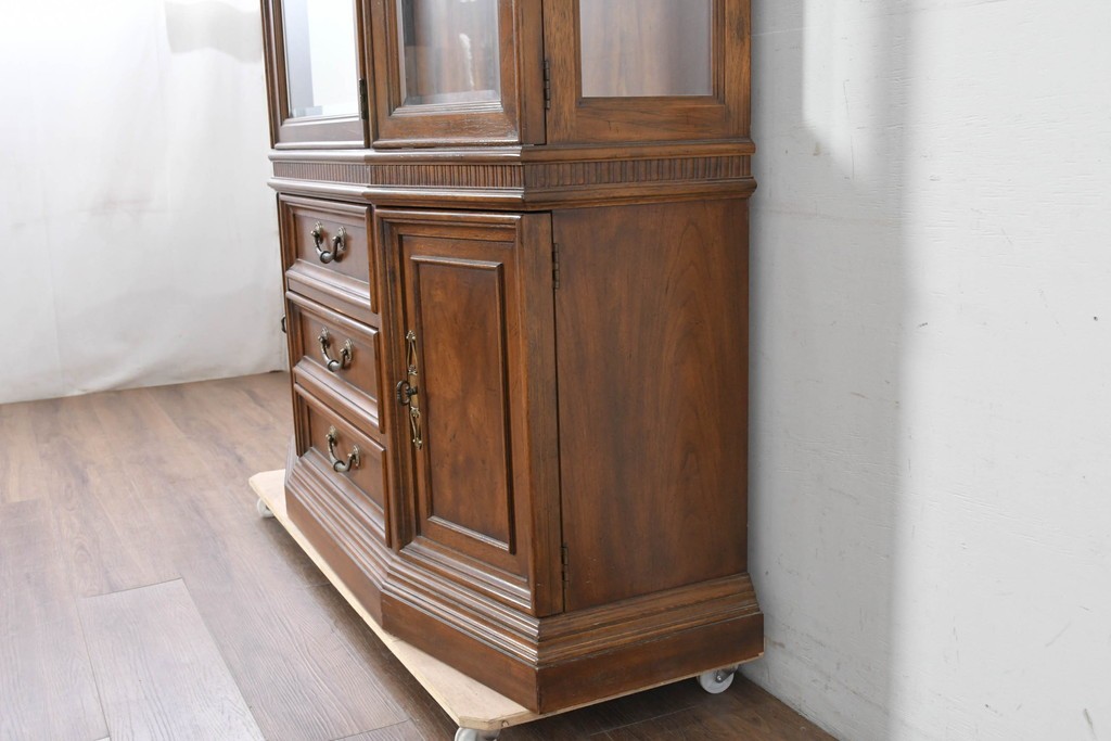 中古　美品　DREXEL HERITAGE(ドレクセルヘリテイジ)　TRYON MANOR(トライオンメナー)　格調高い照明付きキャビネット　(R-087016)