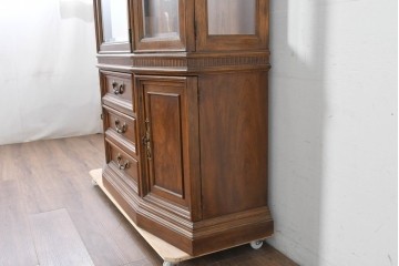 中古　美品　DREXEL HERITAGE(ドレクセルヘリテイジ)　TRYON MANOR(トライオンメナー)　格調高い照明付きキャビネット　(R-087016)