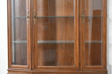 中古　美品　DREXEL HERITAGE(ドレクセルヘリテイジ)　TRYON MANOR(トライオンメナー)　格調高い照明付きキャビネット　(R-087016)