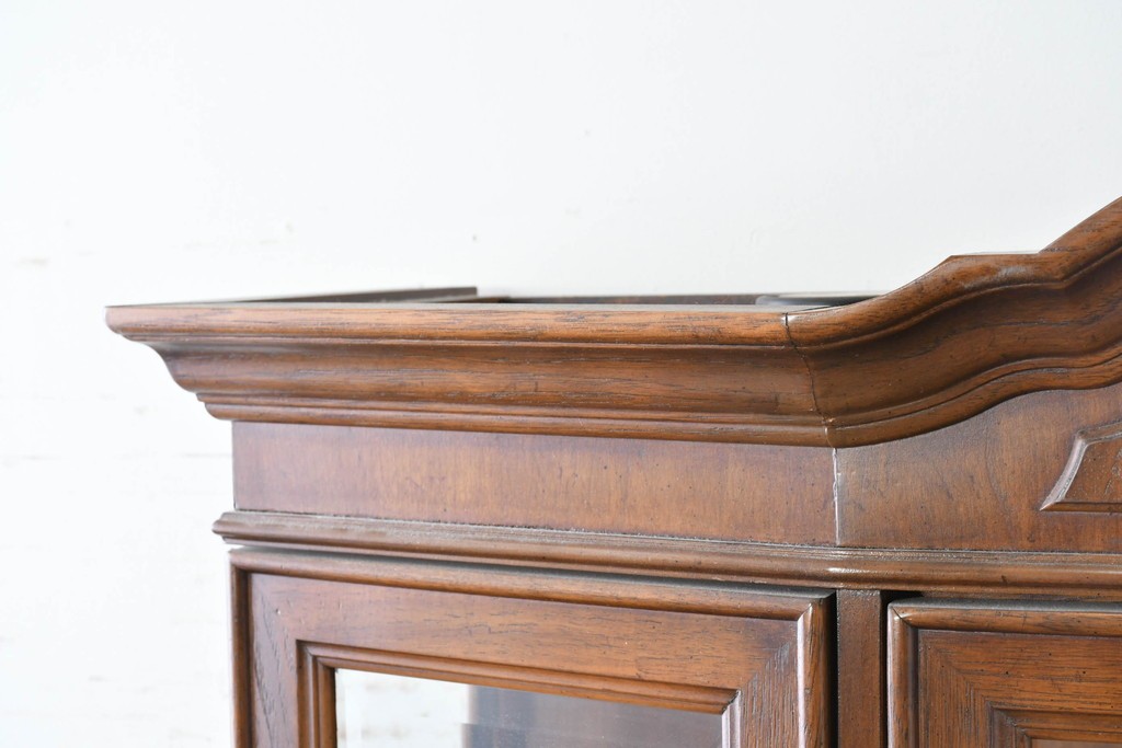 中古　美品　DREXEL HERITAGE(ドレクセルヘリテイジ)　TRYON MANOR(トライオンメナー)　格調高い照明付きキャビネット　(R-087016)