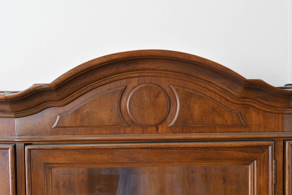 中古　美品　DREXEL HERITAGE(ドレクセルヘリテイジ)　TRYON MANOR(トライオンメナー)　格調高い照明付きキャビネット　(R-087016)