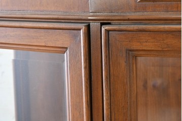 中古　美品　DREXEL HERITAGE(ドレクセルヘリテイジ)　TRYON MANOR(トライオンメナー)　格調高い照明付きキャビネット　(R-087016)