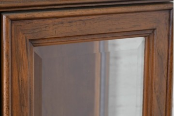 中古　美品　DREXEL HERITAGE(ドレクセルヘリテイジ)　TRYON MANOR(トライオンメナー)　格調高い照明付きキャビネット　(R-087016)