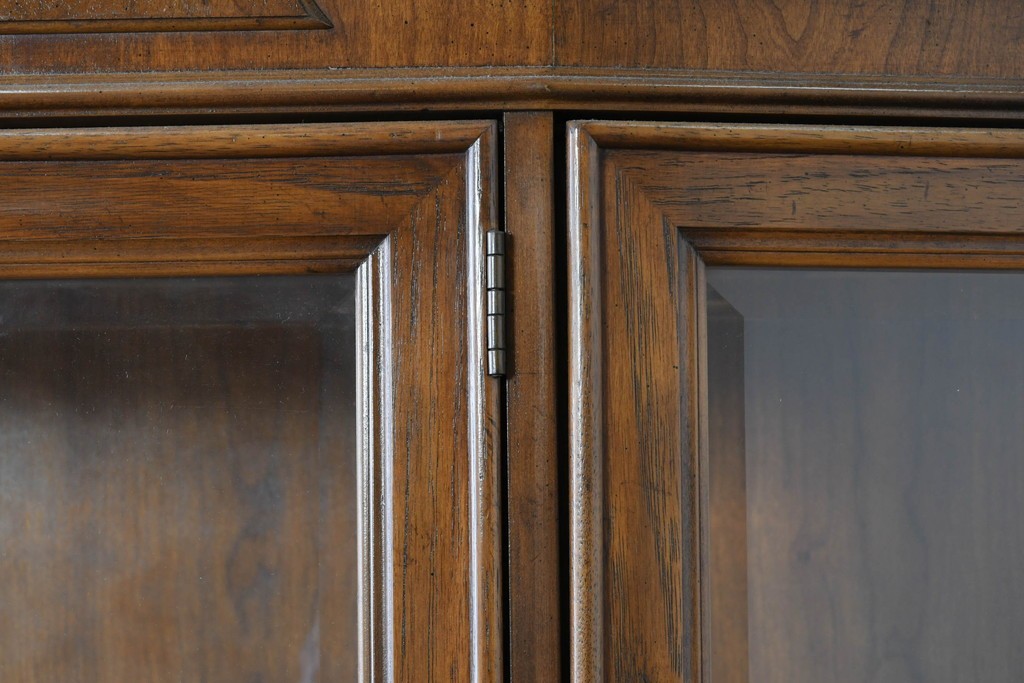 中古　美品　DREXEL HERITAGE(ドレクセルヘリテイジ)　TRYON MANOR(トライオンメナー)　格調高い照明付きキャビネット　(R-087016)