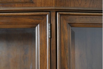 中古　美品　DREXEL HERITAGE(ドレクセルヘリテイジ)　TRYON MANOR(トライオンメナー)　格調高い照明付きキャビネット　(R-087016)