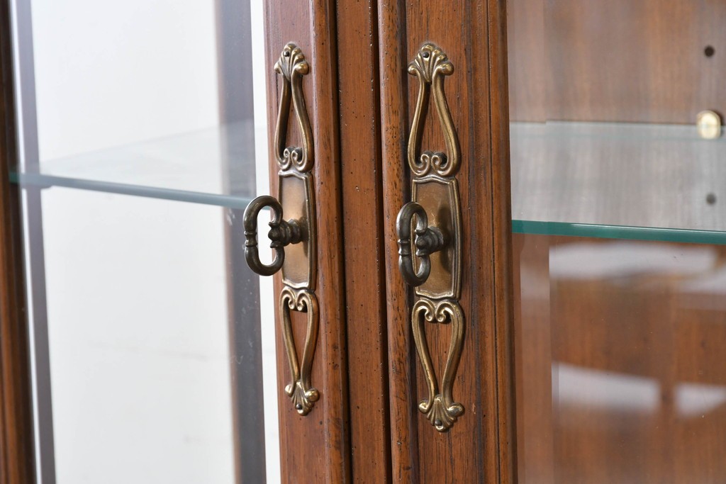 中古　美品　DREXEL HERITAGE(ドレクセルヘリテイジ)　TRYON MANOR(トライオンメナー)　格調高い照明付きキャビネット　(R-087016)