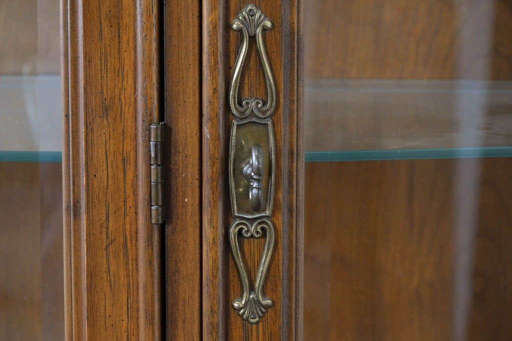 中古　美品　DREXEL HERITAGE(ドレクセルヘリテイジ)　TRYON MANOR(トライオンメナー)　格調高い照明付きキャビネット　(R-087016)