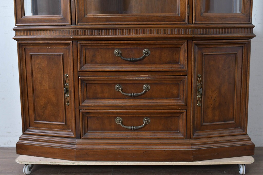 中古　美品　DREXEL HERITAGE(ドレクセルヘリテイジ)　TRYON MANOR(トライオンメナー)　格調高い照明付きキャビネット　(R-087016)