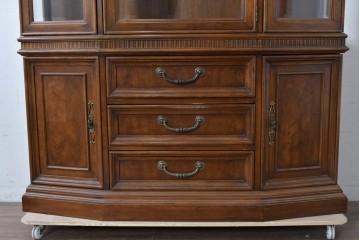 中古　美品　DREXEL HERITAGE(ドレクセルヘリテイジ)　TRYON MANOR(トライオンメナー)　格調高い照明付きキャビネット　(R-087016)