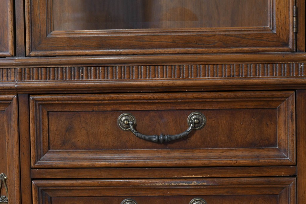 中古　美品　DREXEL HERITAGE(ドレクセルヘリテイジ)　TRYON MANOR(トライオンメナー)　格調高い照明付きキャビネット　(R-087016)