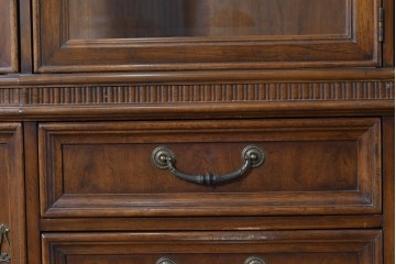 中古　美品　DREXEL HERITAGE(ドレクセルヘリテイジ)　TRYON MANOR(トライオンメナー)　格調高い照明付きキャビネット　(R-087016)