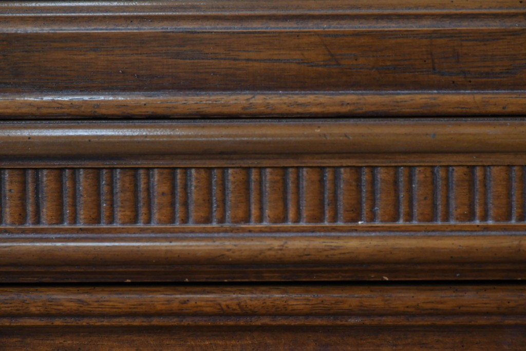 中古　美品　DREXEL HERITAGE(ドレクセルヘリテイジ)　TRYON MANOR(トライオンメナー)　格調高い照明付きキャビネット　(R-087016)