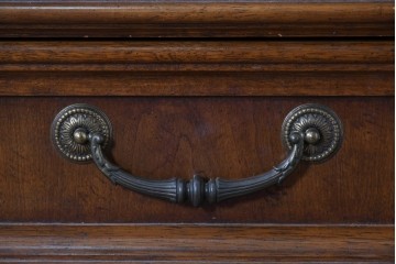 中古　美品　DREXEL HERITAGE(ドレクセルヘリテイジ)　TRYON MANOR(トライオンメナー)　格調高い照明付きキャビネット　(R-087016)