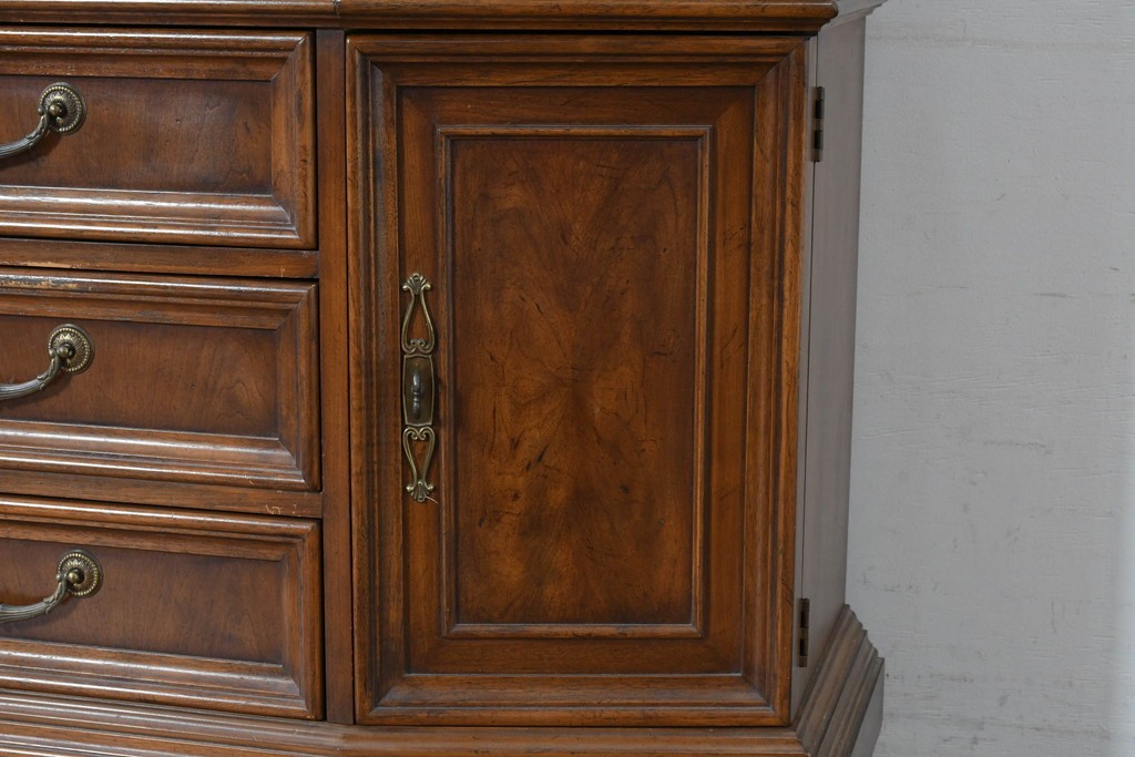 中古　美品　DREXEL HERITAGE(ドレクセルヘリテイジ)　TRYON MANOR(トライオンメナー)　格調高い照明付きキャビネット　(R-087016)