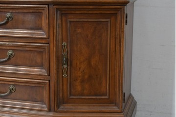 中古　美品　DREXEL HERITAGE(ドレクセルヘリテイジ)　TRYON MANOR(トライオンメナー)　格調高い照明付きキャビネット　(R-087016)