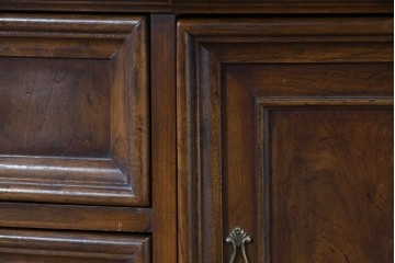 中古　美品　DREXEL HERITAGE(ドレクセルヘリテイジ)　TRYON MANOR(トライオンメナー)　格調高い照明付きキャビネット　(R-087016)