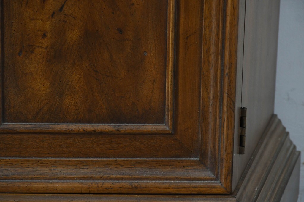 中古　美品　DREXEL HERITAGE(ドレクセルヘリテイジ)　TRYON MANOR(トライオンメナー)　格調高い照明付きキャビネット　(R-087016)