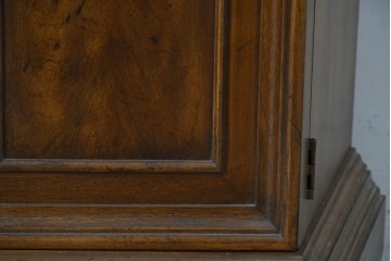 中古　美品　DREXEL HERITAGE(ドレクセルヘリテイジ)　TRYON MANOR(トライオンメナー)　格調高い照明付きキャビネット　(R-087016)