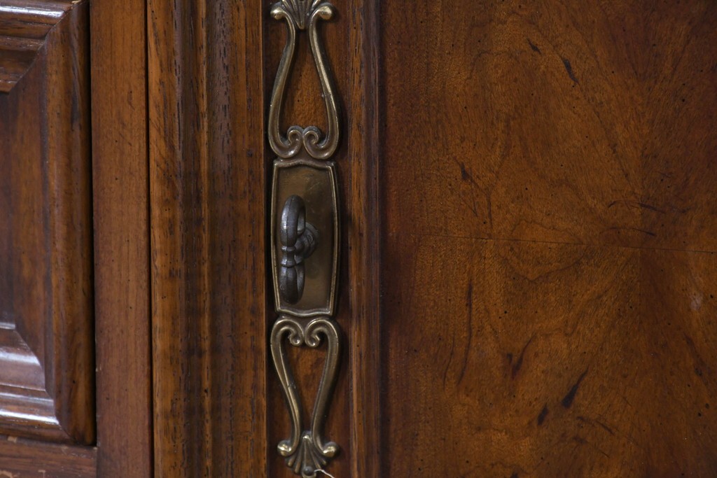 中古　美品　DREXEL HERITAGE(ドレクセルヘリテイジ)　TRYON MANOR(トライオンメナー)　格調高い照明付きキャビネット　(R-087016)