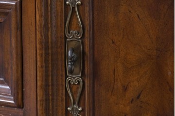 中古　美品　DREXEL HERITAGE(ドレクセルヘリテイジ)　TRYON MANOR(トライオンメナー)　格調高い照明付きキャビネット　(R-087016)