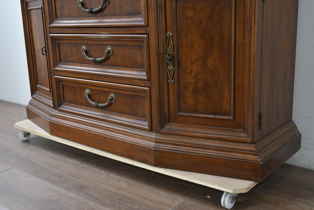 中古　美品　DREXEL HERITAGE(ドレクセルヘリテイジ)　TRYON MANOR(トライオンメナー)　格調高い照明付きキャビネット　(R-087016)