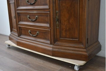 中古　美品　DREXEL HERITAGE(ドレクセルヘリテイジ)　TRYON MANOR(トライオンメナー)　格調高い照明付きキャビネット　(R-087016)