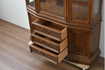 中古　美品　DREXEL HERITAGE(ドレクセルヘリテイジ)　TRYON MANOR(トライオンメナー)　格調高い照明付きキャビネット　(R-087016)