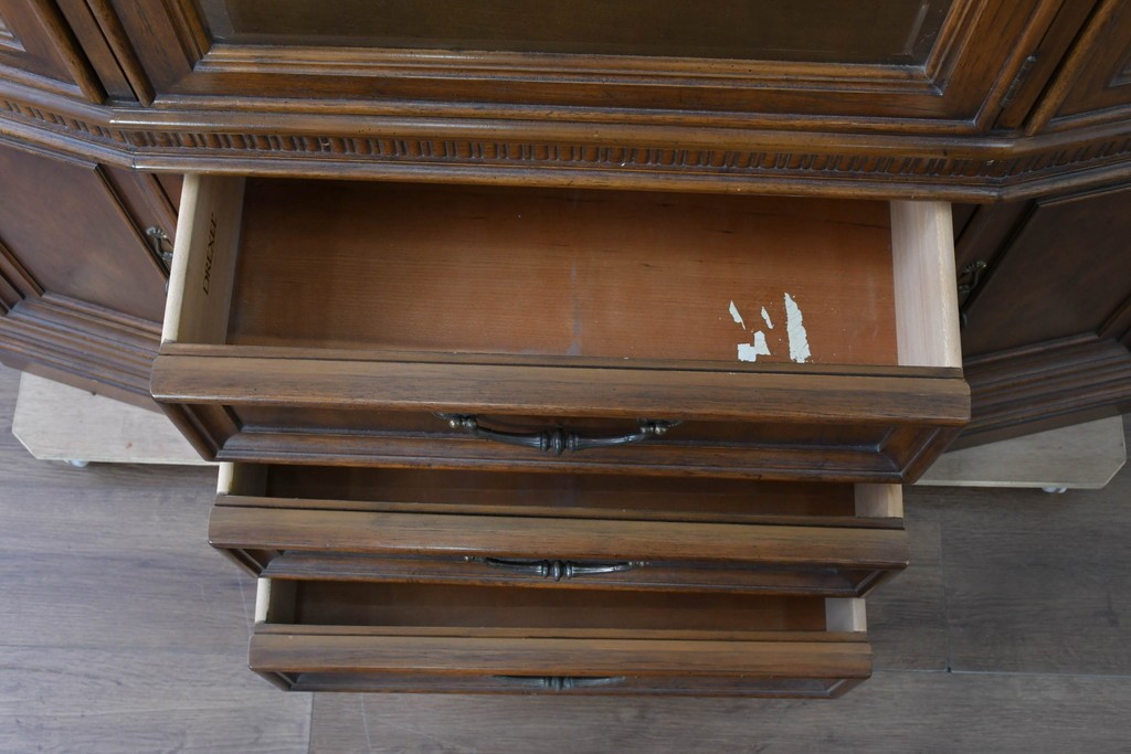 中古　美品　DREXEL HERITAGE(ドレクセルヘリテイジ)　TRYON MANOR(トライオンメナー)　格調高い照明付きキャビネット　(R-087016)