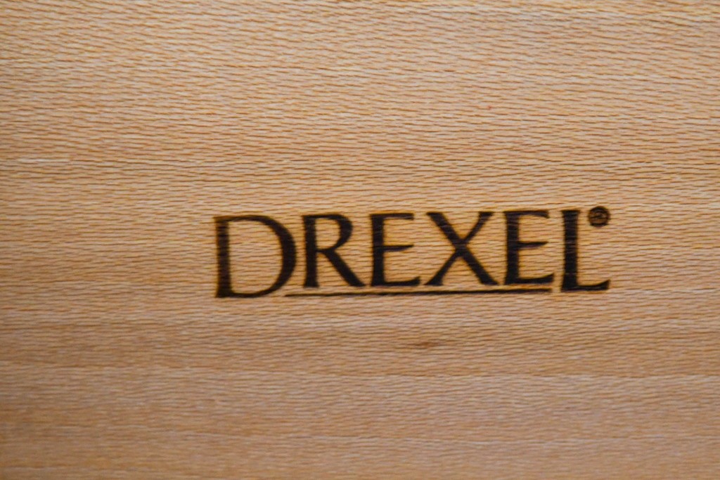 中古　美品　DREXEL HERITAGE(ドレクセルヘリテイジ)　TRYON MANOR(トライオンメナー)　格調高い照明付きキャビネット　(R-087016)