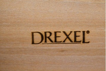 中古　美品　DREXEL HERITAGE(ドレクセルヘリテイジ)　TRYON MANOR(トライオンメナー)　格調高い照明付きキャビネット　(R-087016)