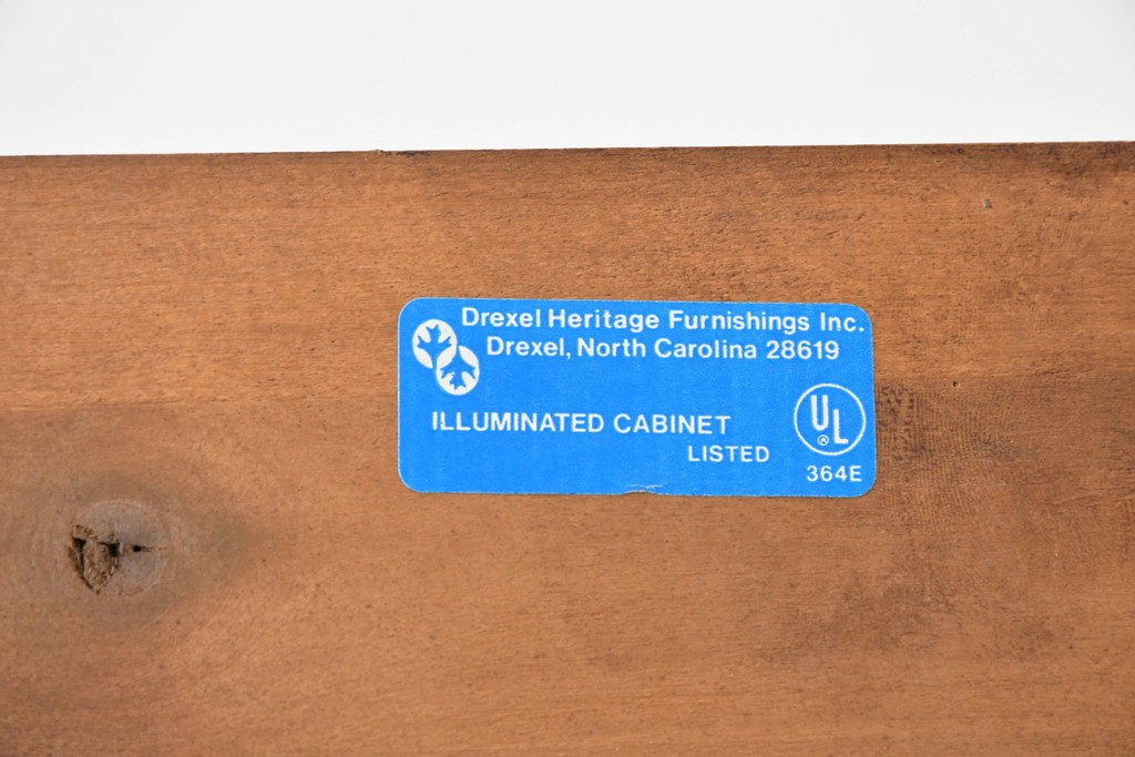 中古　美品　DREXEL HERITAGE(ドレクセルヘリテイジ)　TRYON MANOR(トライオンメナー)　格調高い照明付きキャビネット　(R-087016)