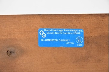 中古　美品　DREXEL HERITAGE(ドレクセルヘリテイジ)　TRYON MANOR(トライオンメナー)　格調高い照明付きキャビネット　(R-087016)