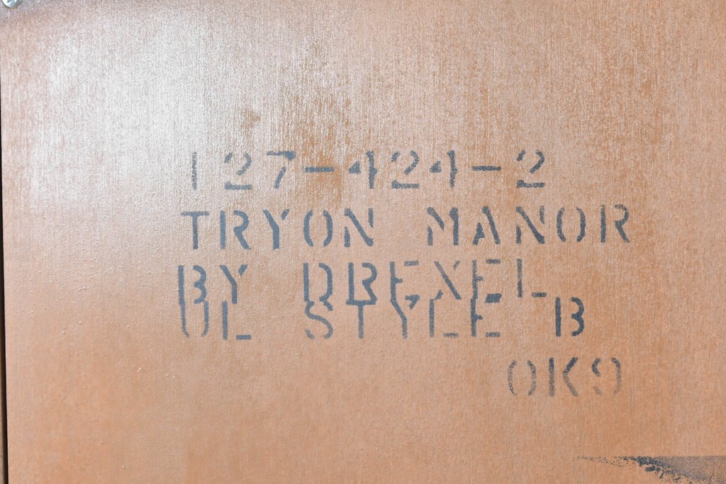 中古　美品　DREXEL HERITAGE(ドレクセルヘリテイジ)　TRYON MANOR(トライオンメナー)　格調高い照明付きキャビネット　(R-087016)
