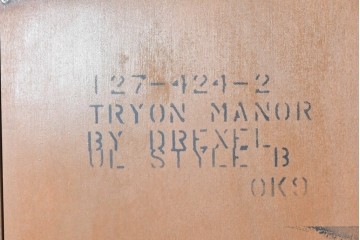中古　美品　DREXEL HERITAGE(ドレクセルヘリテイジ)　TRYON MANOR(トライオンメナー)　格調高い照明付きキャビネット　(R-087016)