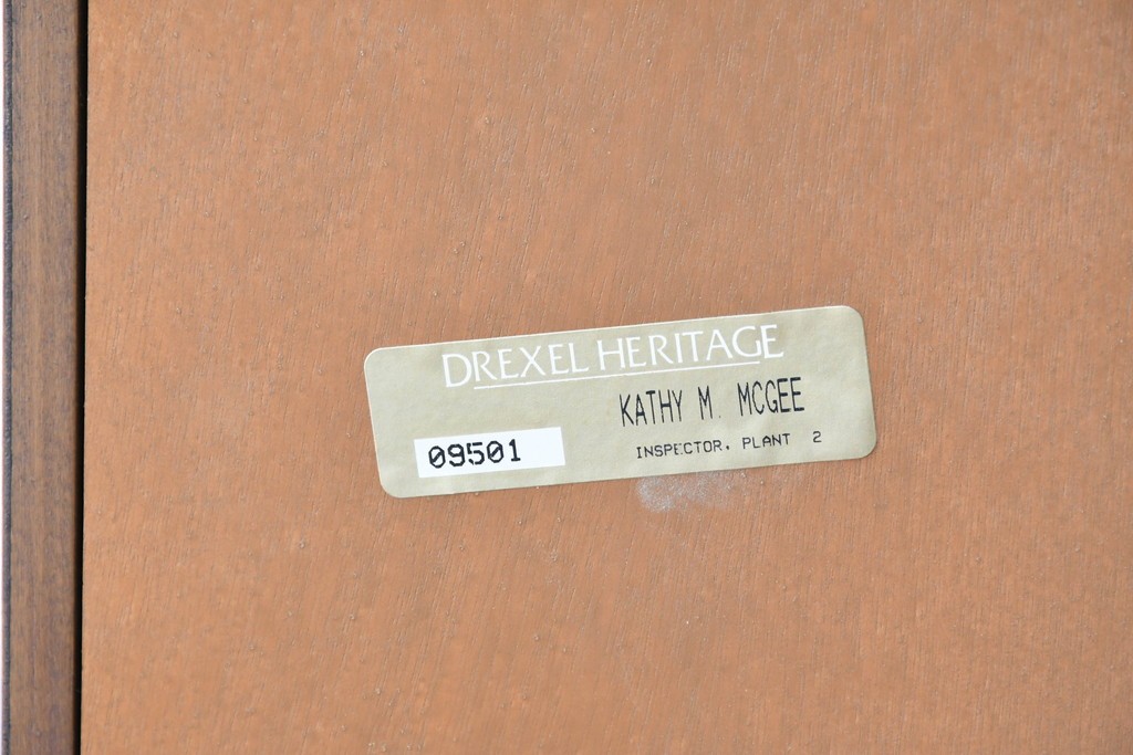 中古　美品　DREXEL HERITAGE(ドレクセルヘリテイジ)　TRYON MANOR(トライオンメナー)　格調高い照明付きキャビネット　(R-087016)