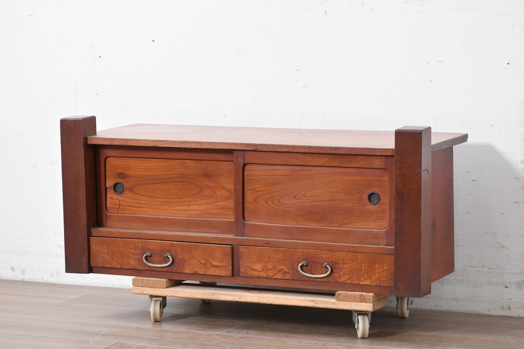 和製ヴィンテージ　両端の力強い柱状の意匠がアクセントの引き出し付き置き床　(R-087017)