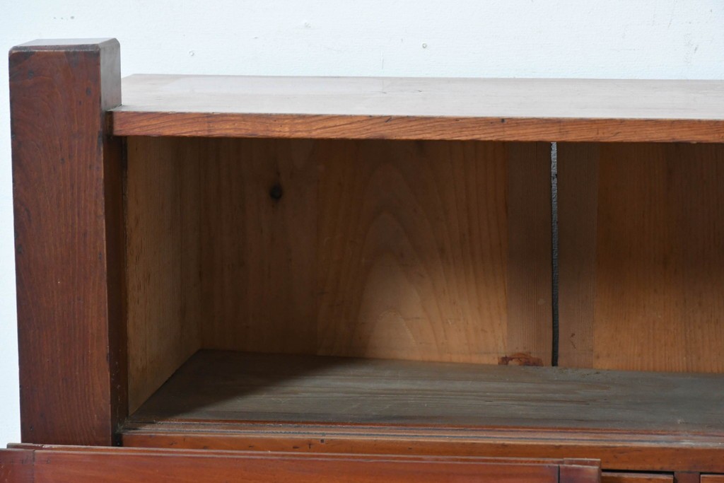 和製ヴィンテージ　両端の力強い柱状の意匠がアクセントの引き出し付き置き床　(R-087017)