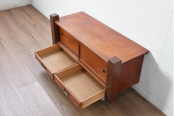 和製ヴィンテージ　両端の力強い柱状の意匠がアクセントの引き出し付き置き床　(R-087017)