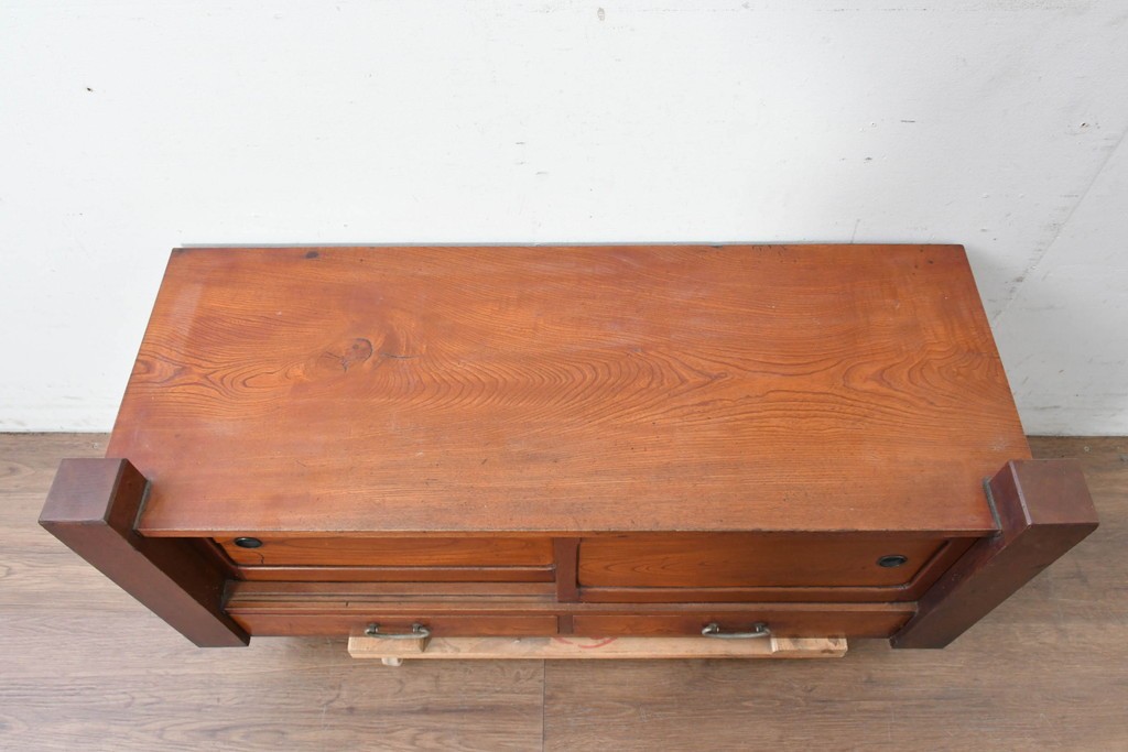 和製ヴィンテージ　両端の力強い柱状の意匠がアクセントの引き出し付き置き床　(R-087017)