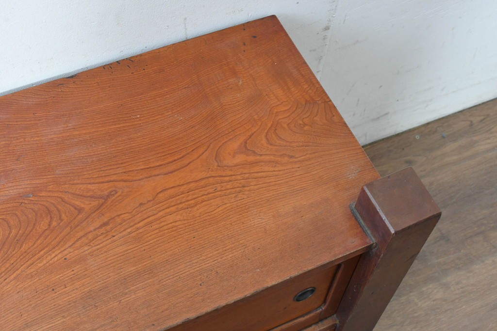 和製ヴィンテージ　両端の力強い柱状の意匠がアクセントの引き出し付き置き床　(R-087017)