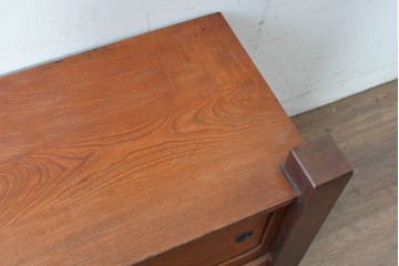 和製ヴィンテージ　両端の力強い柱状の意匠がアクセントの引き出し付き置き床　(R-087017)