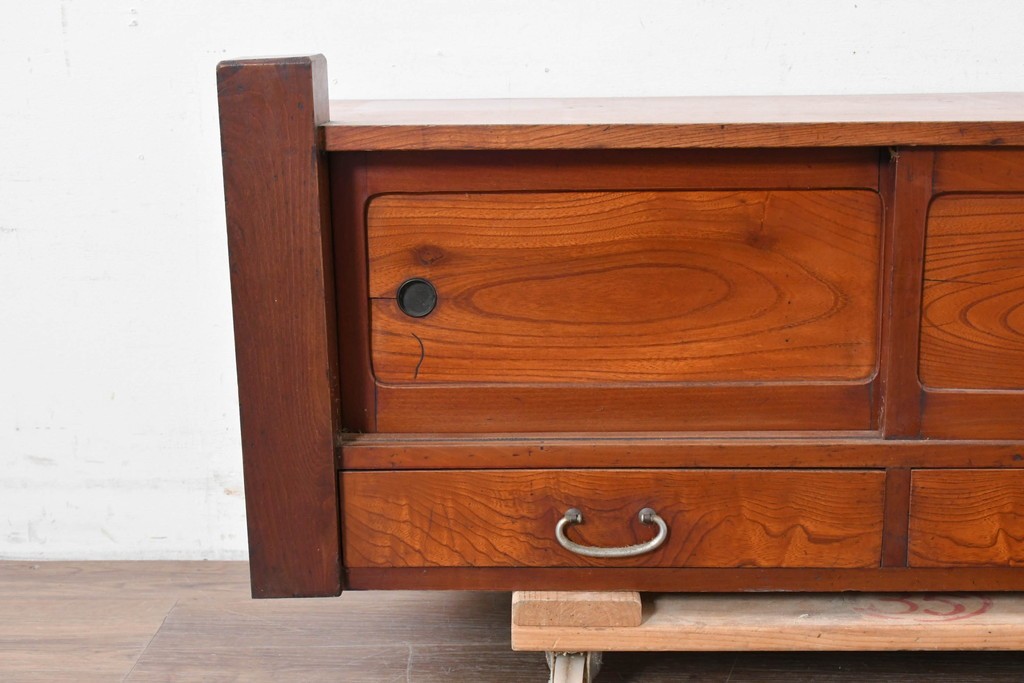 和製ヴィンテージ　両端の力強い柱状の意匠がアクセントの引き出し付き置き床　(R-087017)