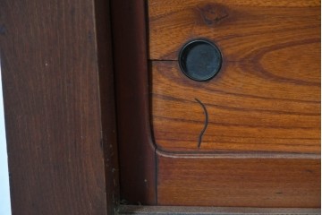 和製ヴィンテージ　両端の力強い柱状の意匠がアクセントの引き出し付き置き床　(R-087017)