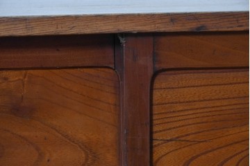 和製ヴィンテージ　両端の力強い柱状の意匠がアクセントの引き出し付き置き床　(R-087017)