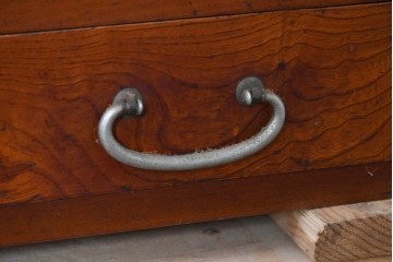 和製ヴィンテージ　両端の力強い柱状の意匠がアクセントの引き出し付き置き床　(R-087017)