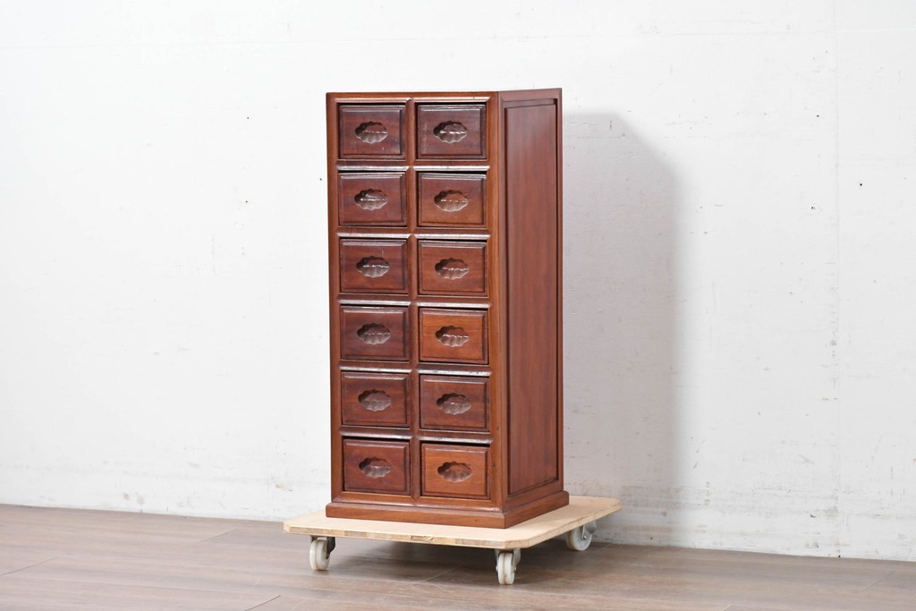 和製ヴィンテージ　花梨(カリン)材　引き出し12杯のサイドチェスト　(R-087019)