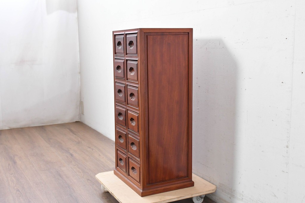 和製ヴィンテージ　花梨(カリン)材　引き出し12杯のサイドチェスト　(R-087019)